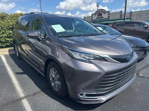 2022 Toyota Sienna XLE 8 Passenger