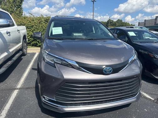 2022 Toyota Sienna XLE 8 Passenger