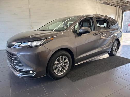 2022 Toyota Sienna XLE 8 Passenger