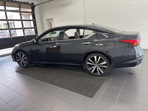 Blue Metallic 2020 Nissan Altima Platinum FWD