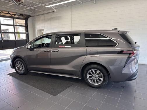 2024 Toyota Sienna LE
