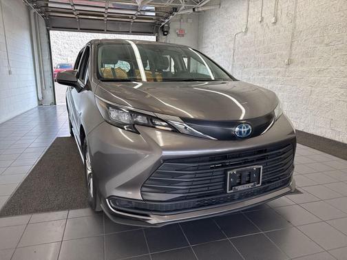 2024 Toyota Sienna LE