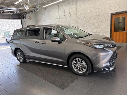 2024 Toyota Sienna LE