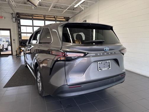 2024 Toyota Sienna LE