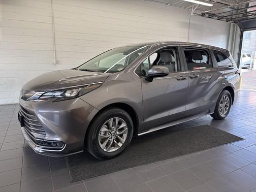 2024 Toyota Sienna LE