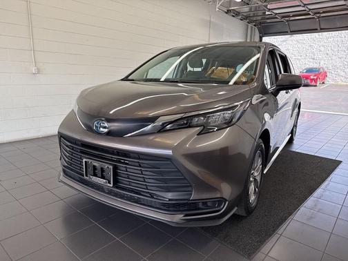 2024 Toyota Sienna LE