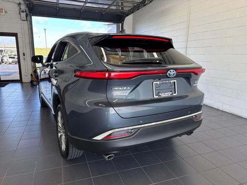 Coastal Gray Metallic 2022 Toyota Venza XLE