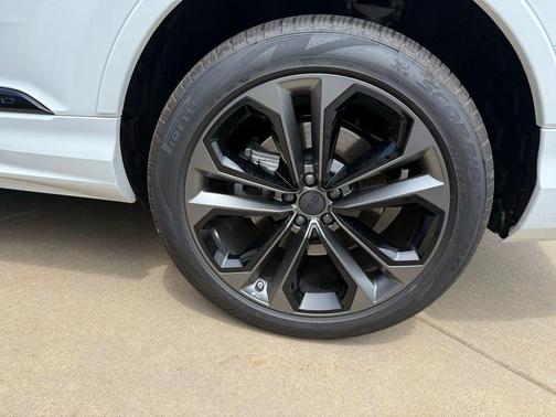 Glacier White Metallic 2026 Audi Q7 55 Premium Plus