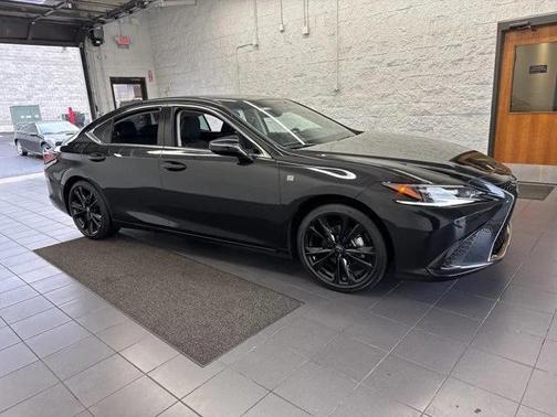 2025 Lexus ES 300h F SPORT Design