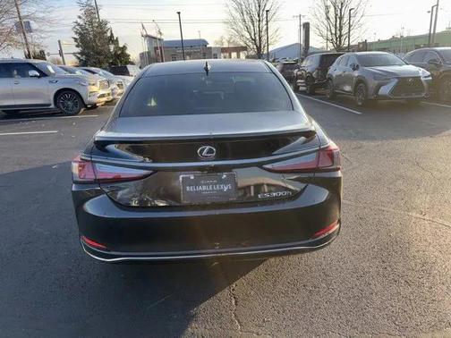 2025 Lexus ES 300h F SPORT Design