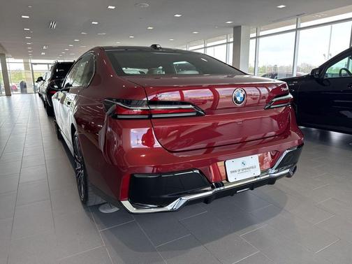 Carbon Black Metallic 2026 BMW 740 xDrive