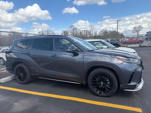 Magnetic Gray Metallic 2025 Toyota Highlander XSE