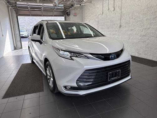 Wind Chill Pearl 2025 Toyota Sienna Limited