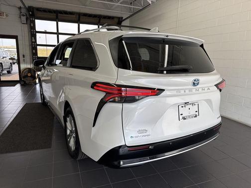 Wind Chill Pearl 2025 Toyota Sienna Limited