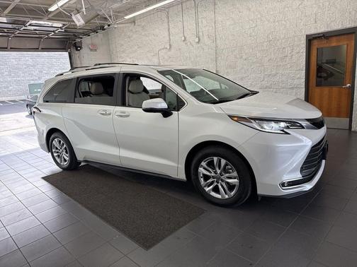 Wind Chill Pearl 2025 Toyota Sienna Limited