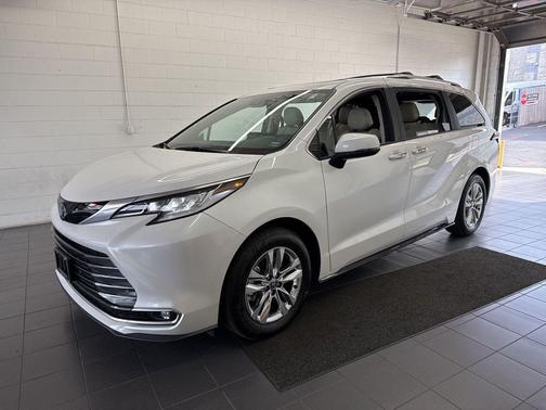 Wind Chill Pearl 2025 Toyota Sienna Limited