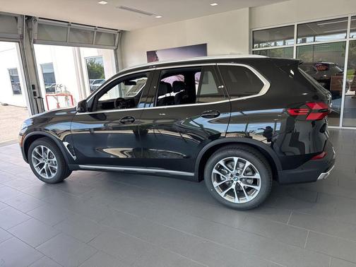 Black Sapphire Metallic 2026 BMW X5 xDrive40i