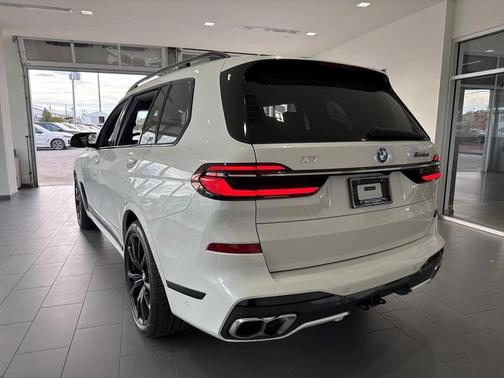 2025 BMW X7 M60i