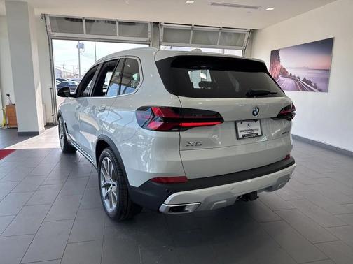 Mineral White Metallic 2026 BMW X5 xDrive40i