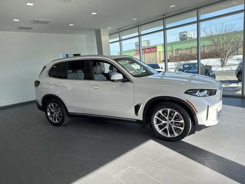 Mineral White Metallic 2026 BMW X5 xDrive40i