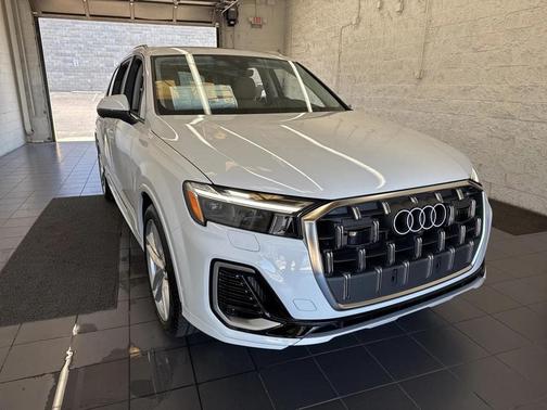 2025 Audi Q7 55 Premium Plus