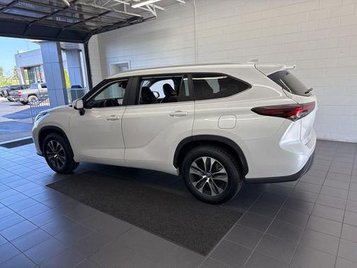 Pearl 2024 Toyota Highlander XLE