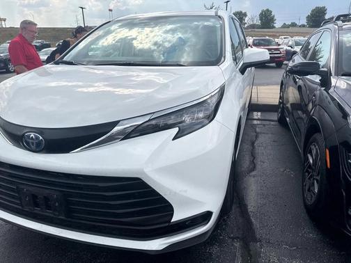 2024 Toyota Sienna LE