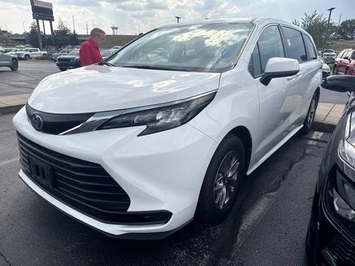 2024 Toyota Sienna LE