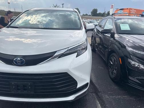 2024 Toyota Sienna LE