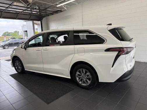 2024 Toyota Sienna LE
