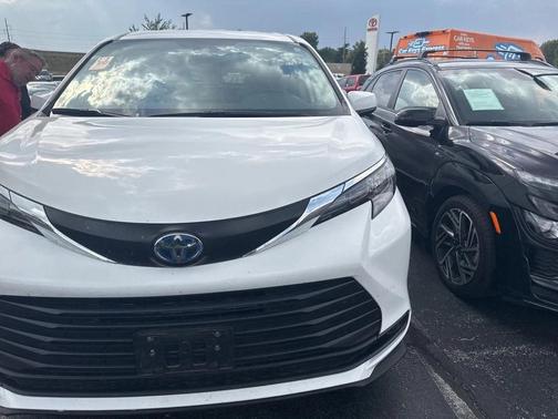 2024 Toyota Sienna LE