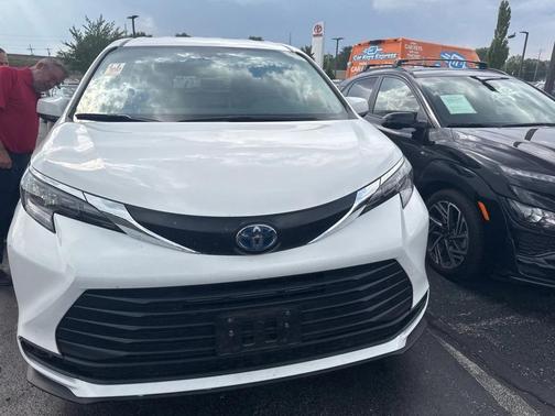 2024 Toyota Sienna LE