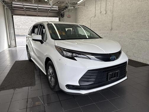 2024 Toyota Sienna LE