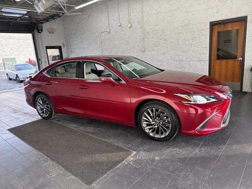 2025 Lexus ES 300h Luxury