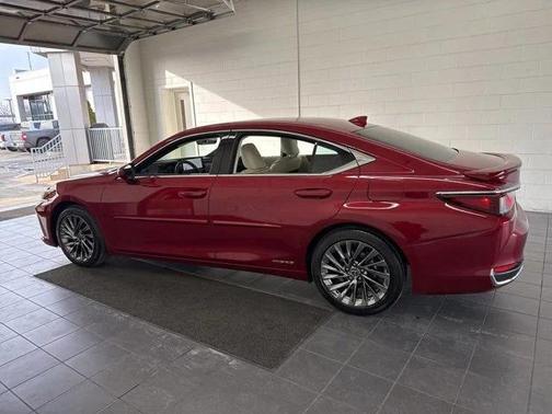 2025 Lexus ES 300h Luxury