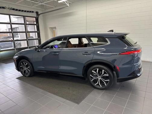 2025 Toyota Crown Signia XLE