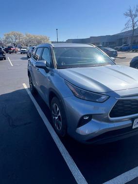 Moon Dust 2024 Toyota Highlander XLE