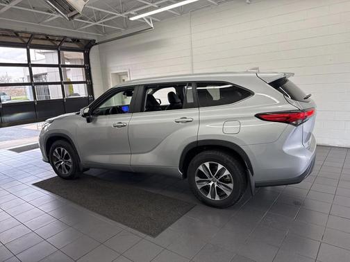 2023 Toyota Highlander Hybrid XLE