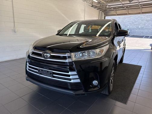 Midnight Black Metallic 2018 Toyota Highlander XLE