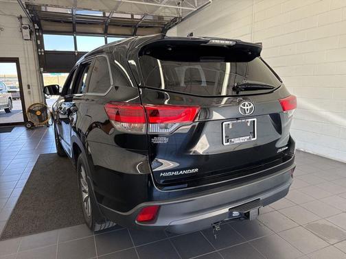 Midnight Black Metallic 2018 Toyota Highlander XLE