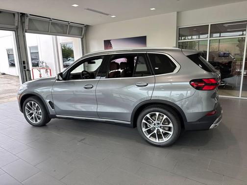 Skyscraper Grey Metallic 2026 BMW X5 xDrive40i
