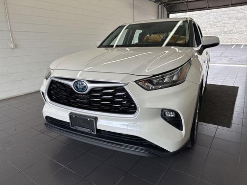 Blizzard Pearl 2020 Toyota Highlander Hybrid LE