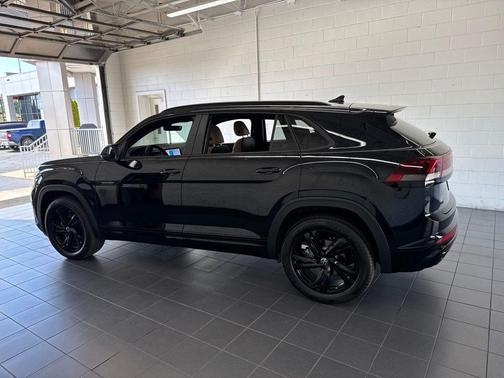 Deep Black Pearl 2026 Volkswagen Atlas Cross Sport 2.0T SEL