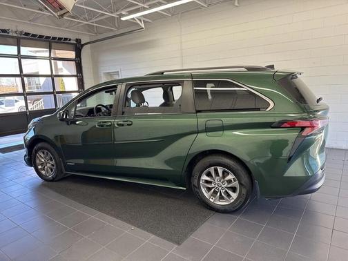 2021 Toyota Sienna LE