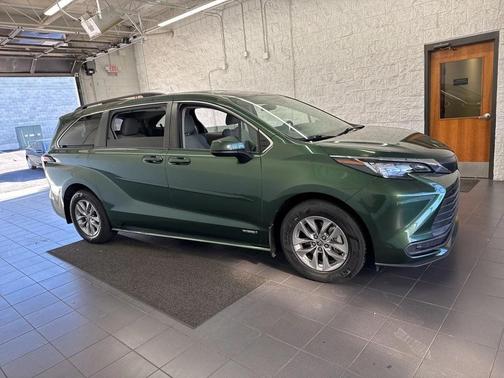 2021 Toyota Sienna LE