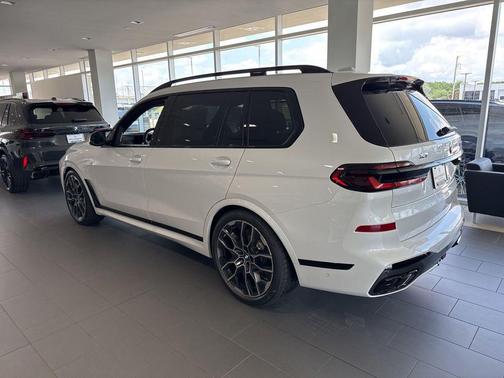 Mineral White Metallic 2027 BMW X7 M60i