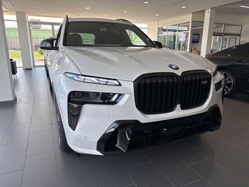 Mineral White Metallic 2027 BMW X7 M60i