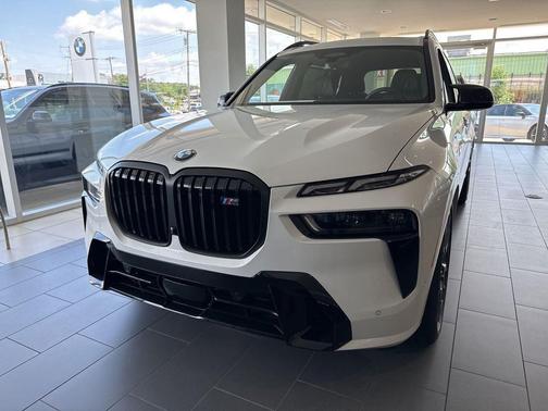 Mineral White Metallic 2027 BMW X7 M60i
