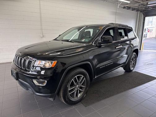 Diamond Black Crystal Pearlcoat 2018 Jeep Grand Cherokee Laredo E