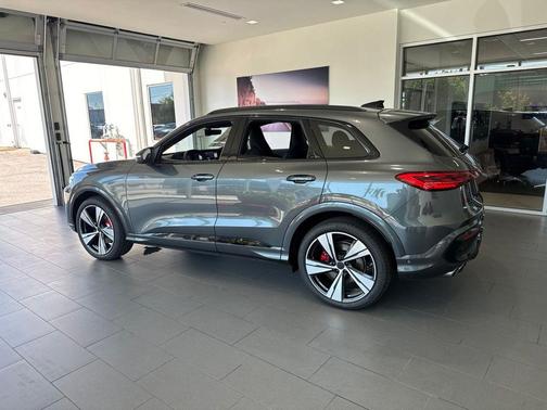 DAYTONA GREY PE 2026 Audi SQ5 3.0T Premium Plus